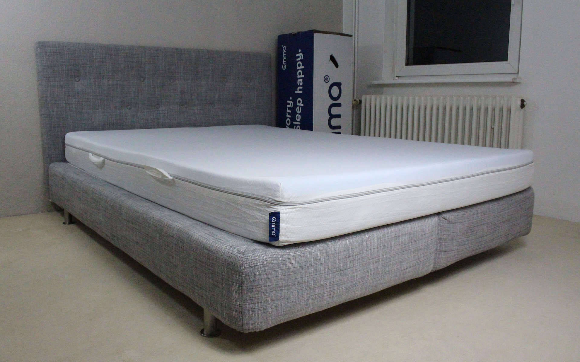 Emma Two Matratze auf unserem Bett von der Seite.